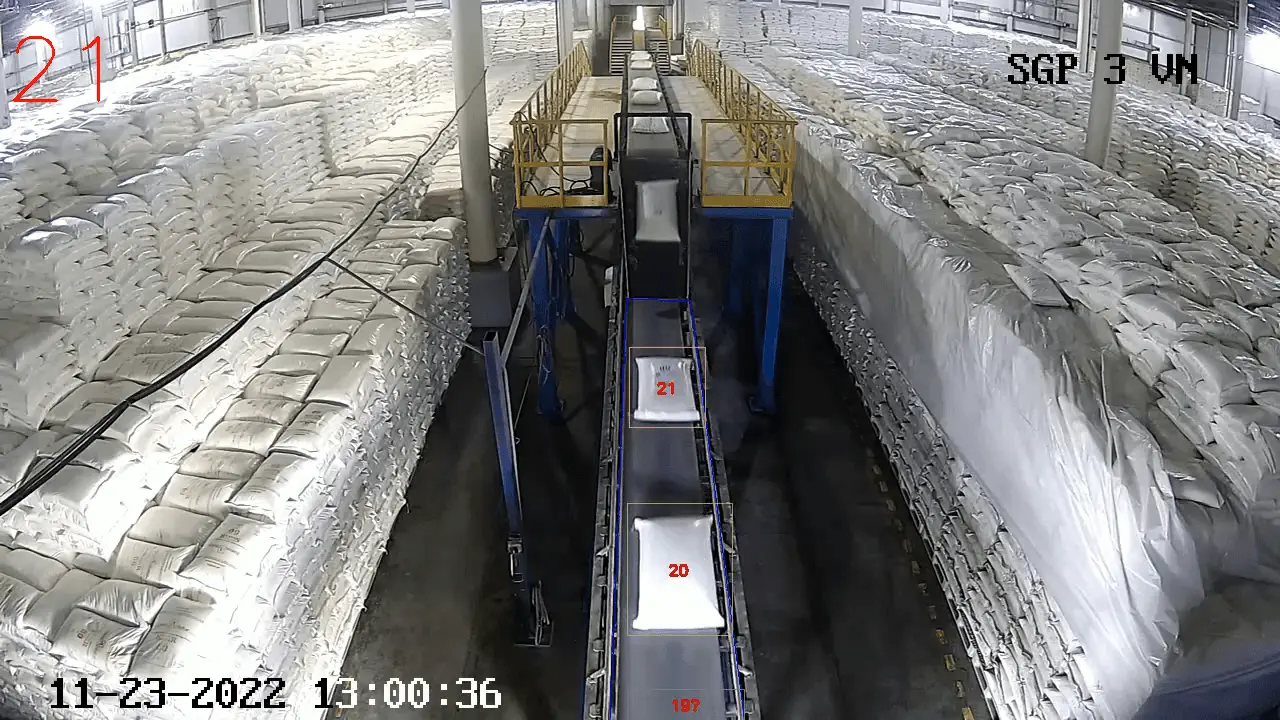 CamContador tracking bags on a loading conveyor