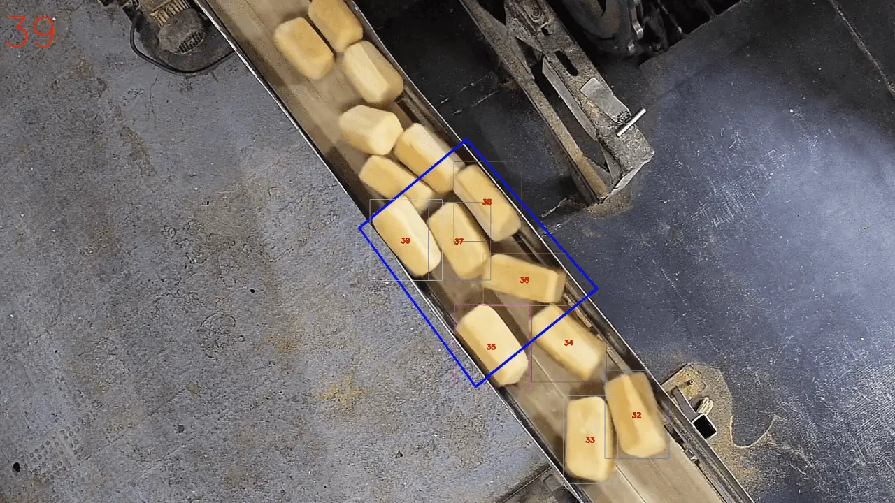 CamContador counting bread units on a bakery conveyor
